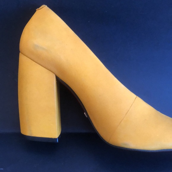 L’Intervalle Gold faux suede gold block heals. Size 5. - Picture 11 of 14